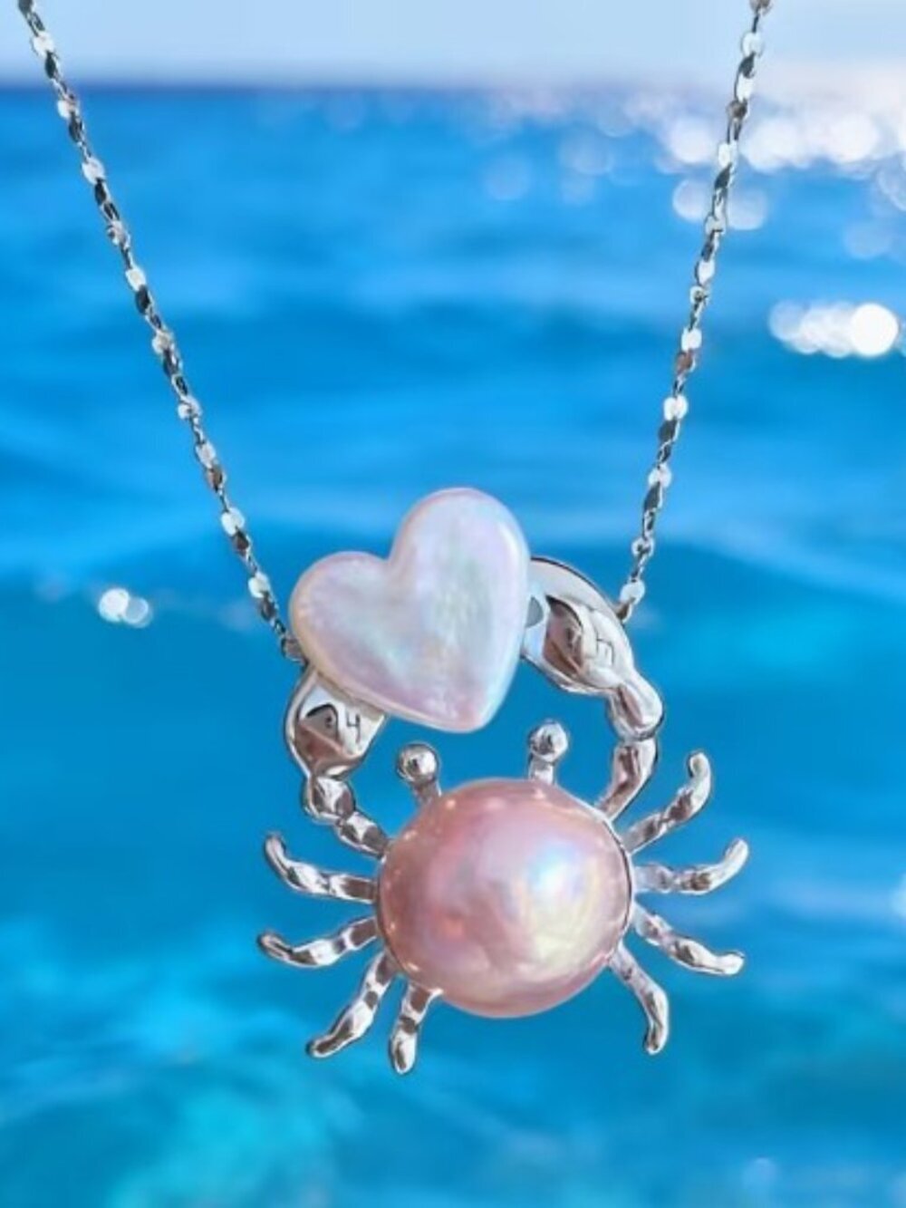 Sweet And Minimalist Creative Crab Heart Necklace Quirky Crab Hugging Heart - Picture 2 of 9